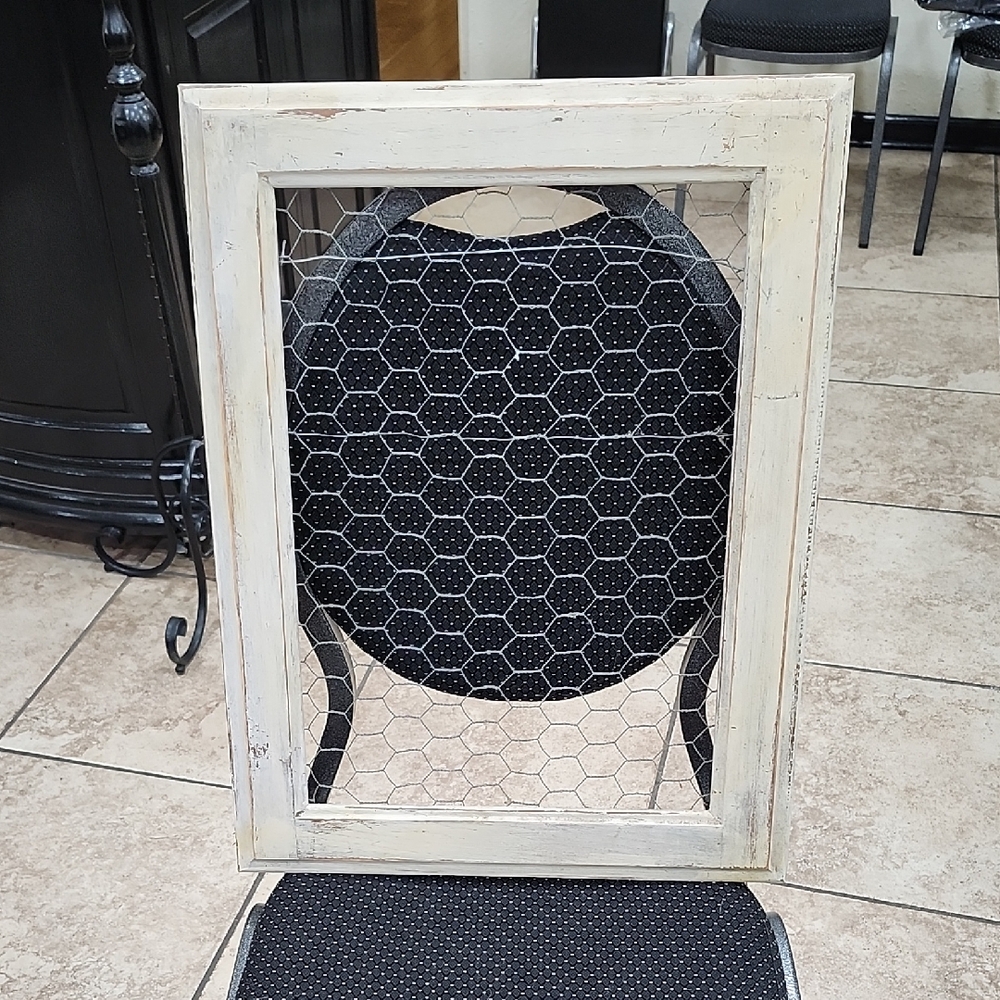 RUSTIC WHITE CHICKEN WIRE FRAME